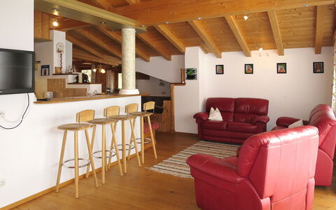 Nachbarbauer: Meubilair, Eigendom, Bankstel, Hout, Flooring, Verdieping, Interieur Ontwerp, Woonkamer, Laminaatvloer, Hardwood