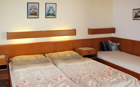 Mondsee 605: Kamer, Interieur Ontwerp, Eigendom, Muur, Textiel, Verdieping, Bed, Linens, Slaapkamer, Bedding