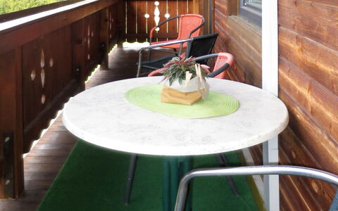 Radstadt 606: Tafel, Meubilair, Licht, Groen, Gebouw, Hout, Buitenmeubels, Stoel, Gras, Buitentafel
