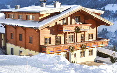 Bruck 655: Sneeuw, Gebouw, Venster, Eigendom, Berg, Huis, Helling, Boom, Verblijf, Landschap