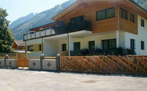 Ingrid: Lucht, Gebouw, Eigendom, Venster, Berg, Huis, Schaduw, Land Lot, Boom, Woongebied