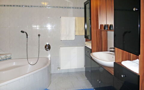 Kaprun 662: Kraan, Loodgieterswerkinrichting, Wastafel, Eigendom, Bad, Badkamer, Wastafel In De Badkamer, Interieur Ontwerp, Verlichting, Douche