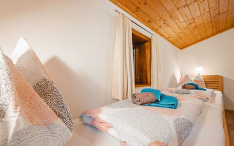 Angererhof: Slaapkamer, Interieur Ontwerp, Plafond, Laken, Bed, Huis, Bedding, Linens, Bed Frame, Hoofdkussen