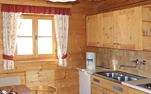 Sturmbachhütte: Kamer, Eigendom, Cabinetry, Countertop, Meubilair, Keuken, Gebouw, Interieur Ontwerp, Huis, Plafond