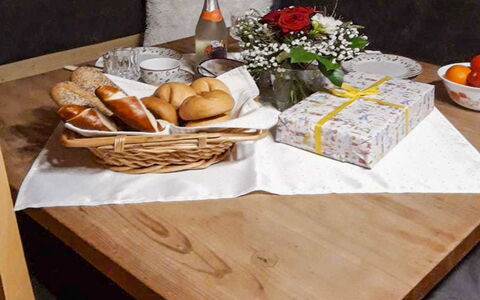 Sturmbachhütte: Tafel, Meubilair, Kamer, Countertop, Eetkamer, Hout, Interieur Ontwerp, Brunch, Hardwood, Koffietafel