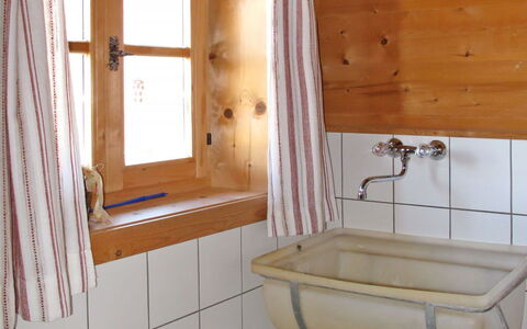 Sturmbachhütte: Kamer, Eigendom, Badkamer, Meubilair, Interieur Ontwerp, Gebouw, Verdieping, Architectuur, Huis, Bed