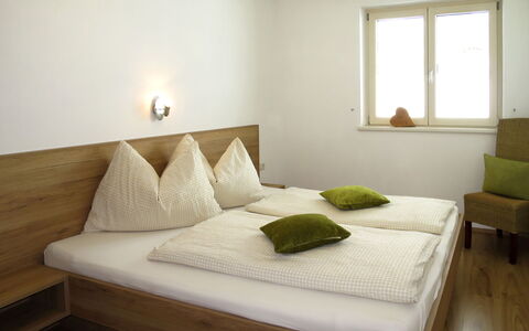 Wurm: Meubilair, Slaapkamer, Bed, Matras, Kamer, Eigendom, Bed Frame, Interieur Ontwerp, Verdieping, Bedding