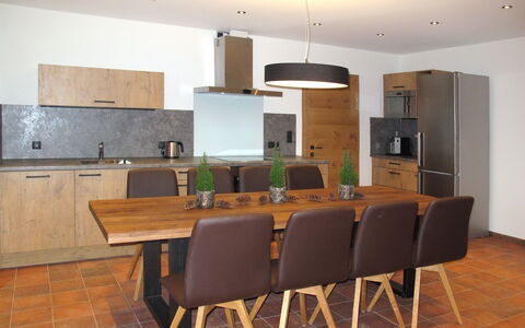 Apart Bergart: Tafel, Meubilair, Cabinetry, Stoel, Gebouw, Countertop, Hout, Keuken, Interieur Ontwerp, Flooring
