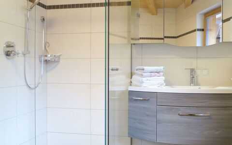 Nina: Kamer, Verdieping, Muur, Tegel, Badkamer, Plafond, Architectuur, Flooring, Gebouw, Huis