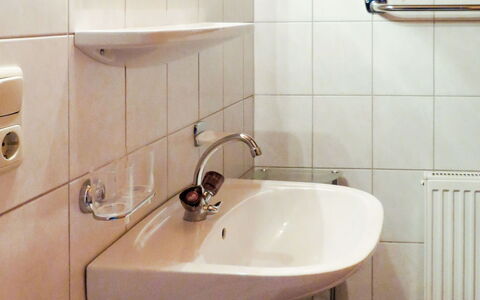 Kaltenbach 626: Badkamer, Eigendom, Kamer, Tegel, Kraan, Wastafel, Muur, Architectuur, Loodgieterswerkinrichting, Interieur Ontwerp