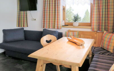 Luxner 626.3: Meubilair, Woonkamer, Kamer, Koffietafel, Interieur Ontwerp, Tafel, Eigendom, Bankstel, Verdieping, Gordijn