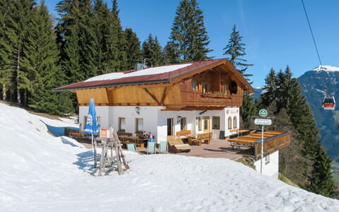 Kaltenbach 627: Lucht, Sneeuw, Eigendom, Boom, Berg, Venster, Helling, Huis, Gebouw, Fabriek