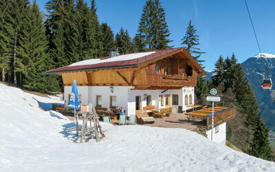Kaltenbach 627: Lucht, Sneeuw, Eigendom, Boom, Berg, Venster, Helling, Huis, Gebouw, Fabriek