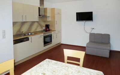 Huber 617.1: Kamer, Eigendom, Meubilair, Interieur Ontwerp, Verdieping, Gebouw, Keuken, Huis, Woonkamer, Tafel