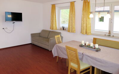 Huber 617.2: Kamer, Meubilair, Verdieping, Interieur Ontwerp, Eigendom, Gebouw, Woonkamer, Hardwood, Houten Vloer, Plafond