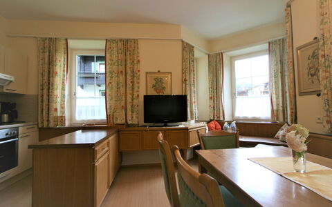 Mayrhofen 686: Interieur Ontwerp, Meubilair, Flooring, Verdieping, Tafel, Plafond, Keuken En Eettafel, Kamer, Stoel, Eetkamer
