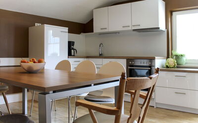 Rauter 686.2: Meubilair, Countertop, Kamer, Eigendom, Keuken, Interieur Ontwerp, Cabinetry, Tafel, Gebouw, Verdieping