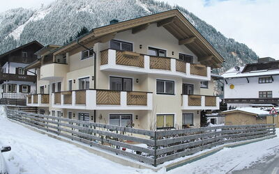 Mayrhofen 687: Lucht, Gebouw, Eigendom, Sneeuw, Venster, Berg, Wolk, Huis, Helling, Buurt