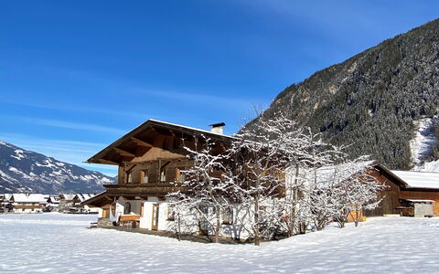 Mayrhofen 691: Lucht, Sneeuw, Berg, Wolk, Gebouw, Huis, Helling, Natuurlijk Landschap, Terrein, Landschap