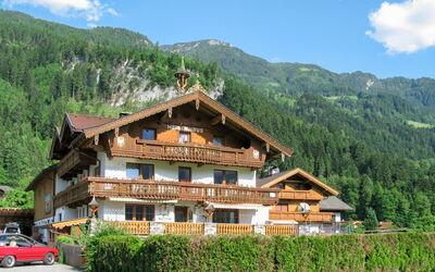 Mayrhofen 709: Wolk, Lucht, Fabriek, Berg, Gebouw, Eigendom, Auto, Wiel, Groen