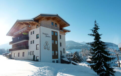 Wildschönau 650: Lucht, Gebouw, Berg, Sneeuw, Venster, Azure, Fabriek, Boom, Helling, Huis