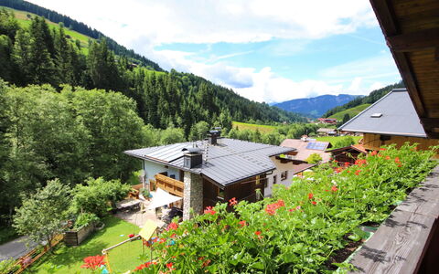 Wildschönau 664: Landelijk Gebied, Verblijf, Heuvel Station, Tuin, Bergketen, Eco Hotel, Dorp, Vallei, Landscaping, Bergdorp