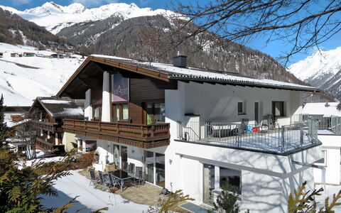 Sölden 622: Lucht, Sneeuw, Gebouw, Berg, Eigendom, Venster, Boom, Huis, Helling, Wolk