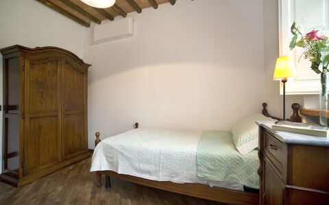 Broccolo: Slaapkamer, Bed, Kamer, Meubilair, Laken, Eigendom, Bed Frame, Bedding, Muur, Matras