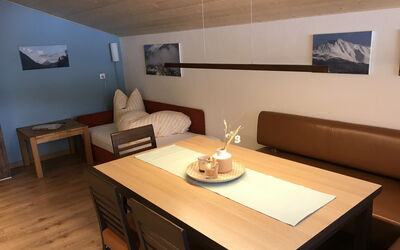 Apart Grazia 656.1: Tafel, Meubilair, Eigendom, Bankstel, Comfort, Gebouw, Interieur Ontwerp, Hout, Tableware, Woonkamer