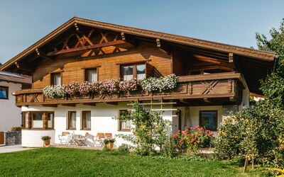Prutz Kaunertal 656: Lucht, Fabriek, Gebouw, Venster, Eigendom, Huis, Hout, Boom, Land Lot, Bloem