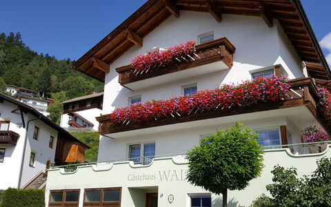 Prutz Kaunertal 658: Gebouw, Bloem, Fabriek, Lucht, Eigendom, Venster, Wit, Huis, Boom