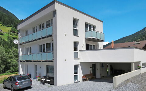Tschiderer: Lucht, Gebouw, Eigendom, Venster, Auto, Wiel, Architectuur, Stedelijk Ontwerp, Voertuig, Condominium
