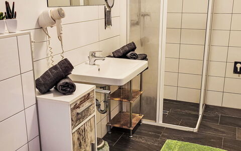 Tschiderer: Flooring, Wc Bril, Verdieping, Loodgieterswerkinrichting, Toilet, Interieur Ontwerp, Badkamer, Loodgieter, Tegel, Kraan