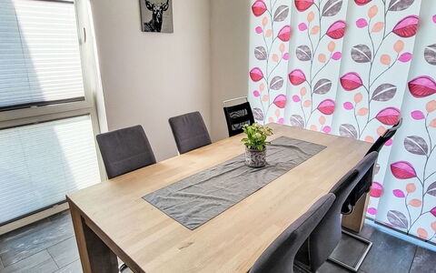 Tschiderer: Meubilair, Interieur Ontwerp, Flooring, Tafel, Hout, Stoel, Verdieping, Keuken En Eettafel, Eetkamer, Verlichting