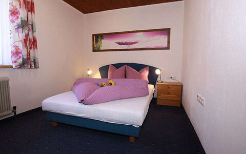 Kappl 605: Meubilair, Gebouw, Comfort, Purper, Bed Frame, Hout, Textiel, Decoratie, Interieur Ontwerp, Huis