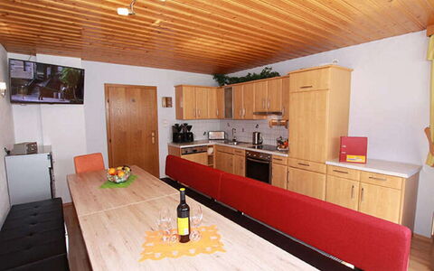 Kappl 605: Eigendom, Meubilair, Hout, Oranje, Interieur Ontwerp, Keuken, Tafel, Flooring, Verdieping, Cabinetry