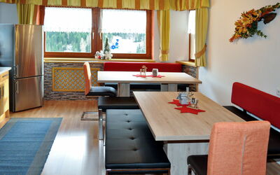 Miramonte 605.2: Meubilair, Tafel, Venster, Hout, Gebouw, Gordijn, Interieur Ontwerp, Verdieping, Stoel, Woonkamer