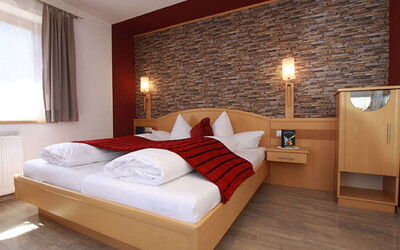 Kappl 605: Meubilair, Eigendom, Gebouw, Comfort, Venster, Hout, Bed Frame, Interieur Ontwerp, Lamp, Flooring