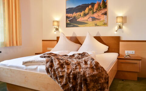 Kappl 635: Slaapkamer, Bed, Kamer, Meubilair, Eigendom, Bed Frame, Interieur Ontwerp, Bedding, Suite, Laken