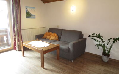 Hof am Schönbach 608.1: Meubilair, Bankstel, Fabriek, Comfort, Gebouw, Hout, Kamerplant, Bloempot, Tafel, Woonkamer