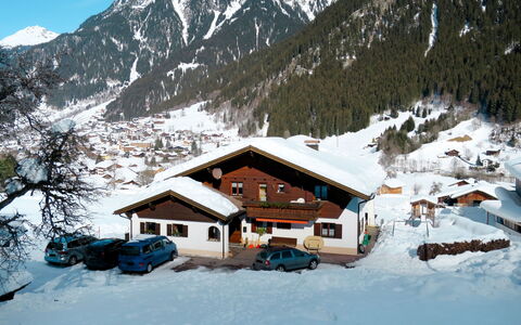 Gaschurn 612: Sneeuw, Berg, Lucht, Gebouw, Helling, Huis, Hoogland, Natuurlijk Landschap, Terrein, Auto