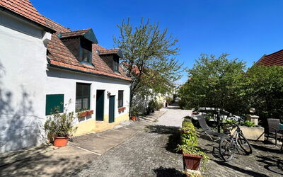 Mörbisch am See 603: Lucht, Fabriek, Gebouw, Eigendom, Venster, Weg Oppervlak, Huis, Boom, Bloempot, Asfalt