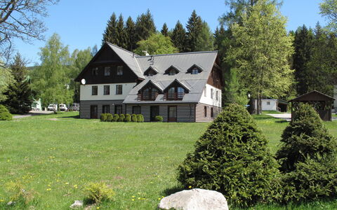 Harrachovka: Fabriek, Lucht, Eigendom, Gebouw, Boom, Natuurlijk Landschap, Huis, Land Lot, Gras, Verblijf