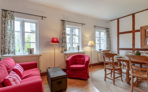 Wingst 642: Meubilair, Tafel, Venster, Gebouw, Bankstel, Hout, Fabriek, Stoel, Comfort, Woonkamer