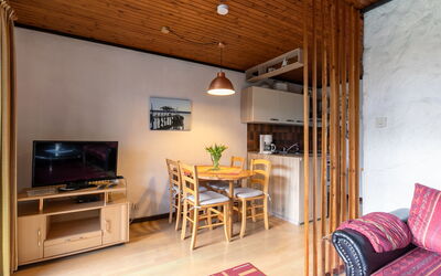 Nordsee-Ferienhaus 611.5: Tafel, Meubilair, Eigendom, Fabriek, Hout, Stoel, Interieur Ontwerp, Verdieping, Rechthoek, Flooring