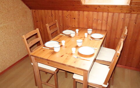 Horumersiel 609: Meubilair, Tafel, Tableware, Hout, Dishware, Interieur Ontwerp, Stoel, Gebouw, Verdieping, Flooring