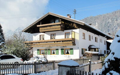 Garmisch-Partenkirchen 627: Lucht, Gebouw, Sneeuw, Eigendom, Venster, Wolk, Berg, Hek, Huis, Boom
