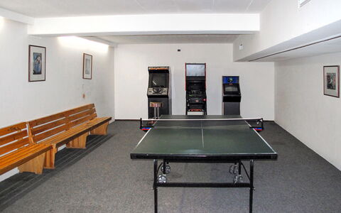 Maierhöfen 608: Tafel, Meubilair, Gebouw, Sportuitrusting, Recreatie Ruimte, Tabel Tennisracket, Hal, Hout, Ping Pong, Fotolijst