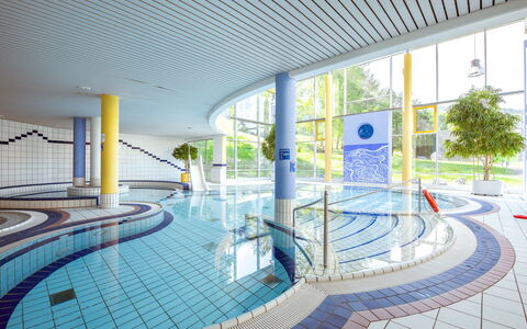 Maierhöfen 608: Water, Zwembad, Gebouw, Fabriek, Stedelijk Ontwerp, Vrije Tijd, Schaduw, Boom, Recreatie, Buitenmeubels