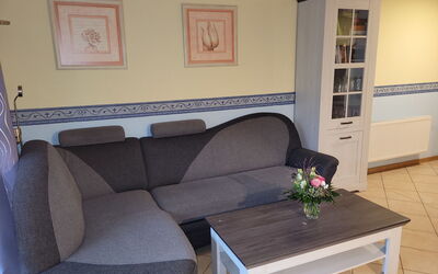 Breege 639: Meubilair, Fotolijst, Eigendom, Tafel, Bloem, Fabriek, Bankstel, Interieur Ontwerp, Slaapbank, Verdieping